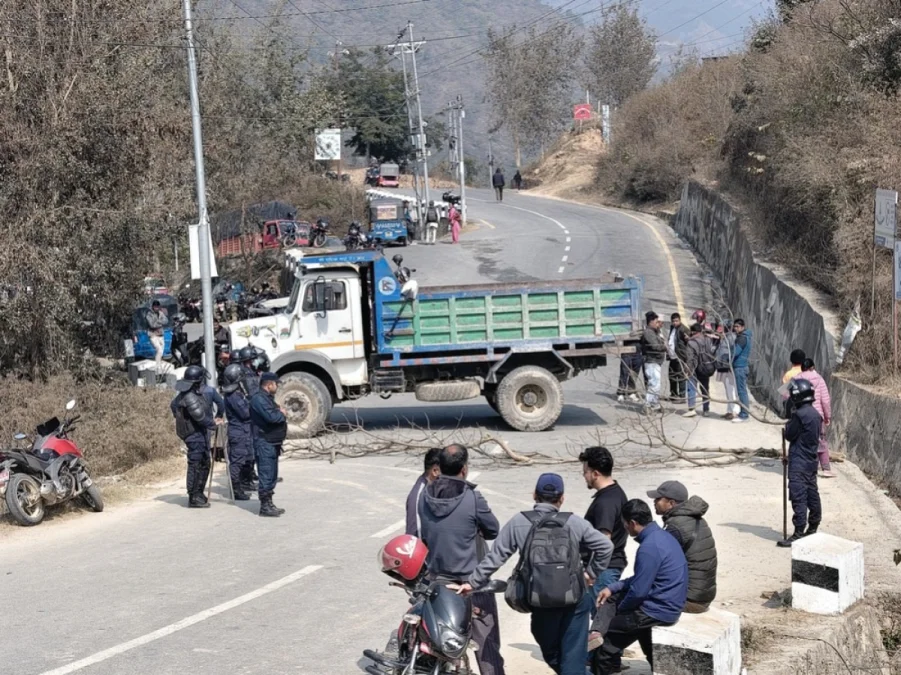 रामेछाप बस दुर्घटनाको छानबिन, दोषीलाई कारबाही र क्षतिपूर्तिको माग गर्दै मन्थली–खुर्कोट सडक अवरुद्ध