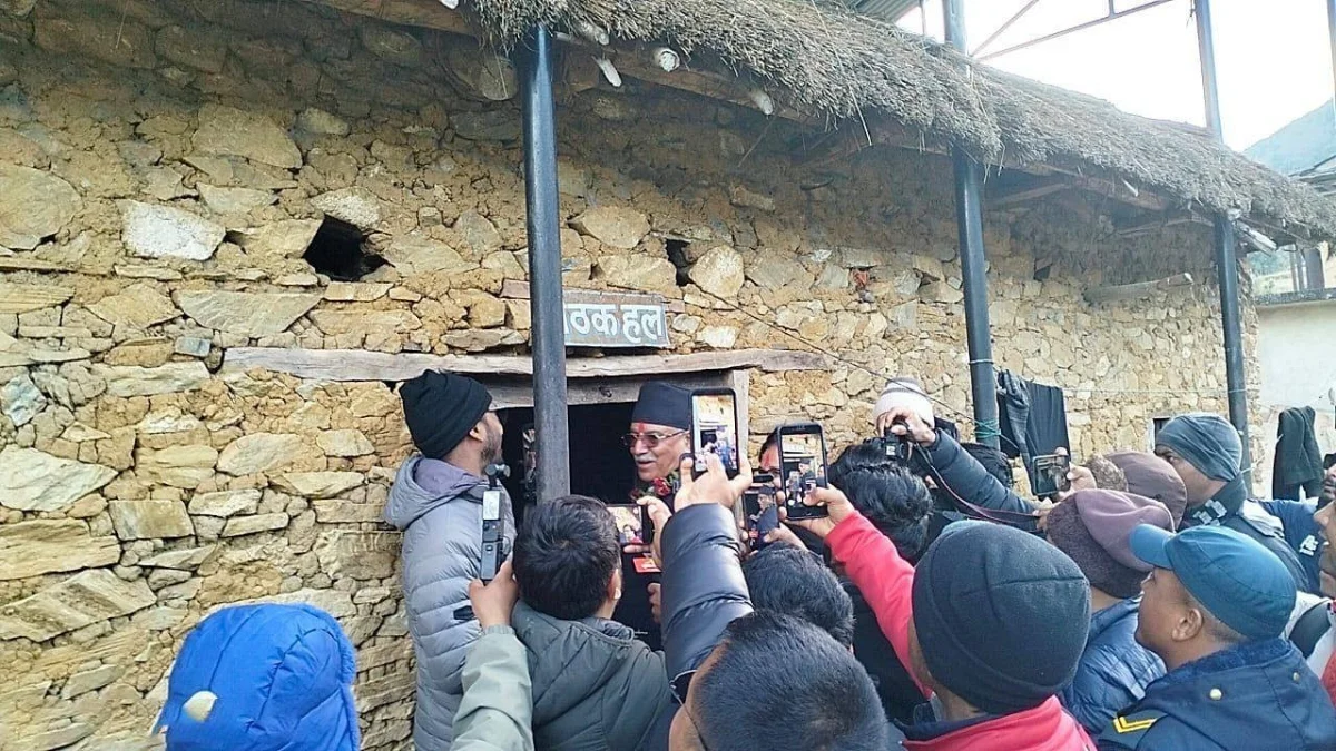 चुनबाङमा प्रचण्डको भावुक यात्रा: ‘ढाडमा टेकेर टाउकोमा हान्ने नीति’ सम्झिए