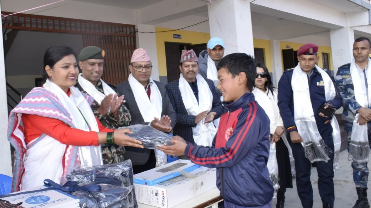दुर्गम विद्यालयका १६७ विद्यार्थीलाई सैनिक श्रीमती संघद्धारा न्यानो कपडा र शैक्षिक सामग्री प्रदान