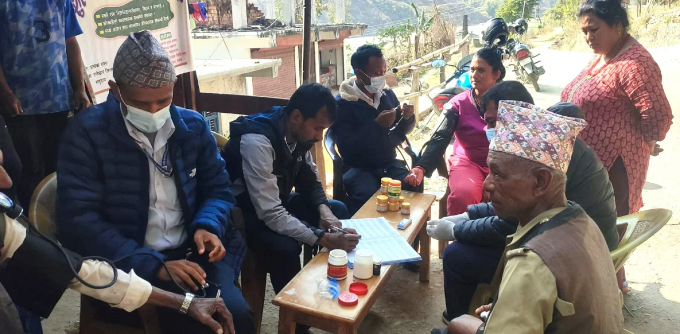 टोल–टोलमै आयुर्वेदिक उपचार सेवा : मन्थलीका नागरिकको घरदैलोमै चिकित्सक र औषधि